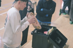 笠岡市立小学校 平成29年度卒業生 タイムカプセルの開封式